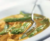 Spargelsuppe mit Ingwer und Huhn