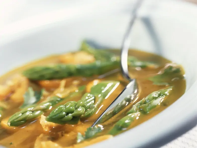 Spargelsuppe mit Ingwer und Huhn