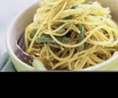 Pasta mit Rucolapesto und grünen Bohnen