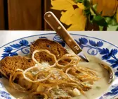 Kartoffelsuppe aus Nürnberg mit Zwiebelringen und Brot