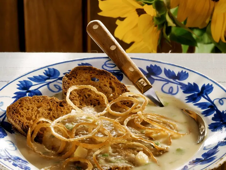Kartoffelsuppe aus Nürnberg mit Zwiebelringen und Brot