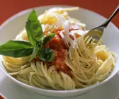 Nudeln mit Tomatensauce, Parmesan und Basilikum