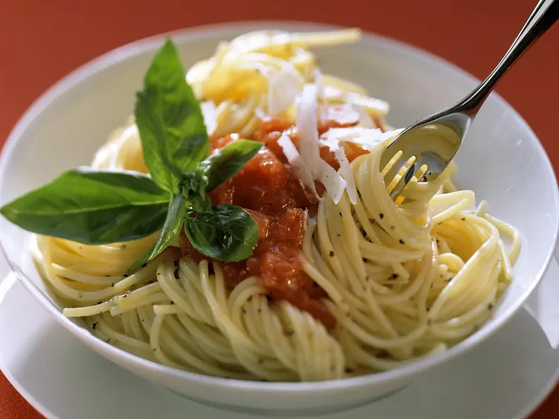 Nudeln mit Tomatensauce, Parmesan und Basilikum