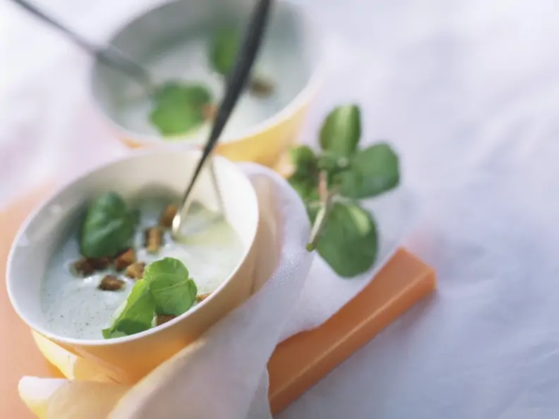Cremige Brunnenkressesuppe mit Croutons
