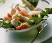 Lachs mit Spargel dazu Rucola und Tomaten