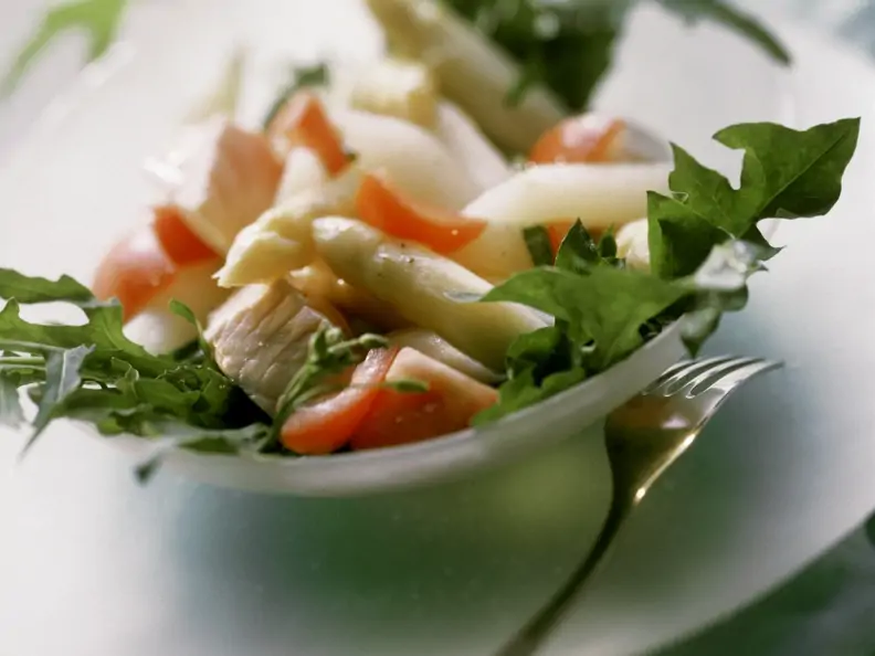 Lachs mit Spargel dazu Rucola und Tomaten