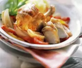 Kaninchen und Paprika-Zwiebel-Gemüse mit Wermutsoße