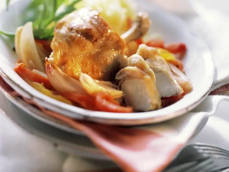 Kaninchen und Paprika-Zwiebel-Gemüse mit Wermutsoße