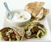 Kebab vom Lamm mit Pitabrot und Joghurtsauce