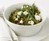 Bunter Gemüsesalat mit Grünen Bohnen Linsen und Schafskäse