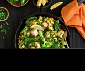 Grüne Paella mit Tofu, Bratpaprika, Erbsen und Zucchini