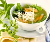 Frühlingshafte Suppe mit weißem Spargel