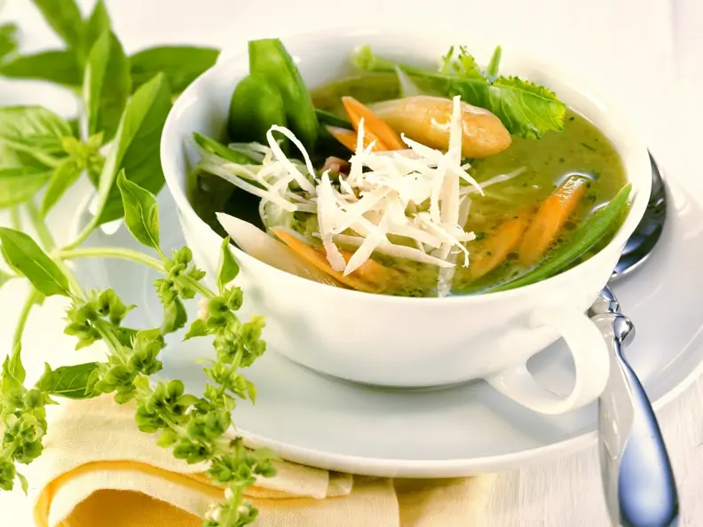 Frühlingshafte Suppe mit weißem Spargel