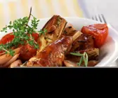 Kaninchen in Artischocken, Tomaten und Schalotten