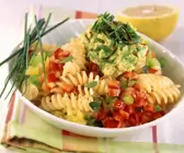 Pasta mit Paprika und Avocado-Salsa
