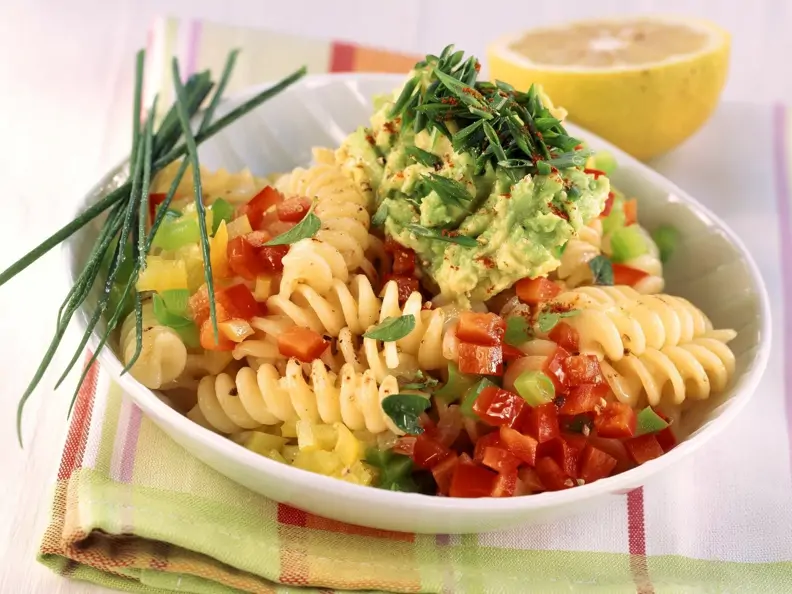 Pasta mit Paprika und Avocado-Salsa