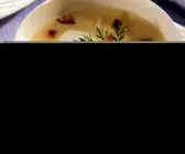 Kräftige Kartoffelsuppe mit Sauerkraut und Speck
