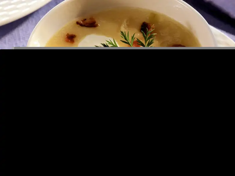 Kräftige Kartoffelsuppe mit Sauerkraut und Speck