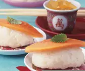 Süßes Sushi aus Milchreis, dazu kandierter Ingwer