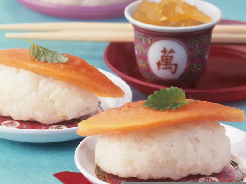 Süßes Sushi aus Milchreis, dazu kandierter Ingwer