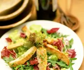 Putenstreifen und gemischter Blattsalat