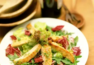 Putenstreifen und gemischter Blattsalat