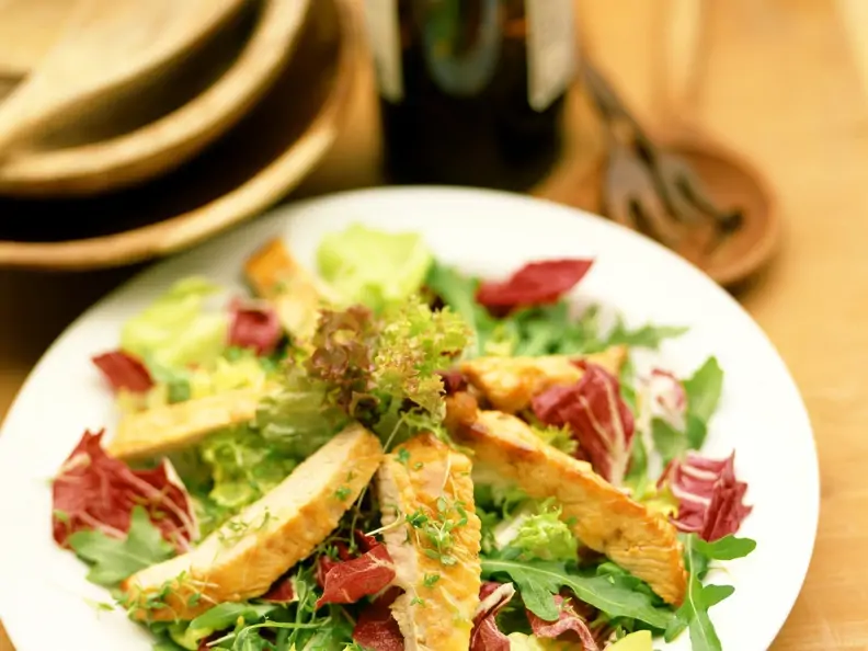 Putenstreifen und gemischter Blattsalat