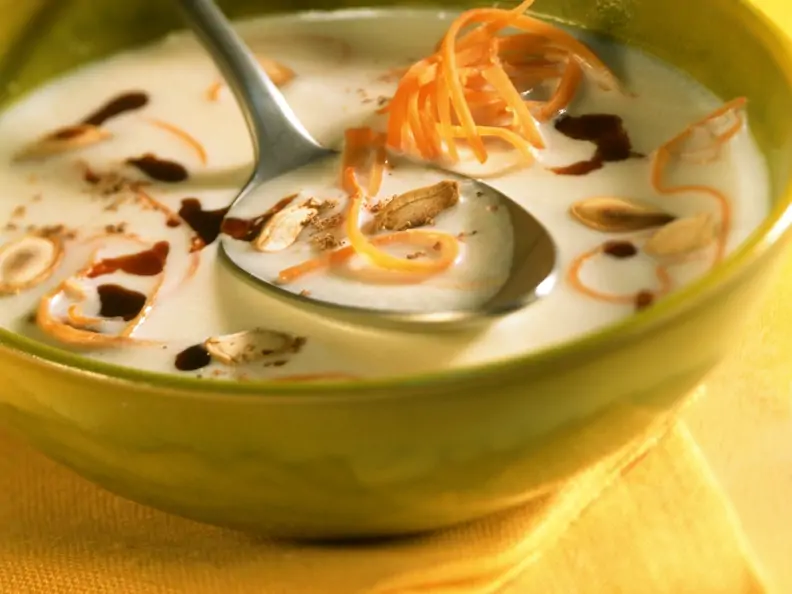 Schwarzwurzelcremesuppe mit Kürbiskernen