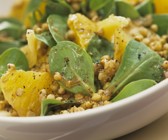 Gebratener Buchweizen mit fruchtigem Feldsalat