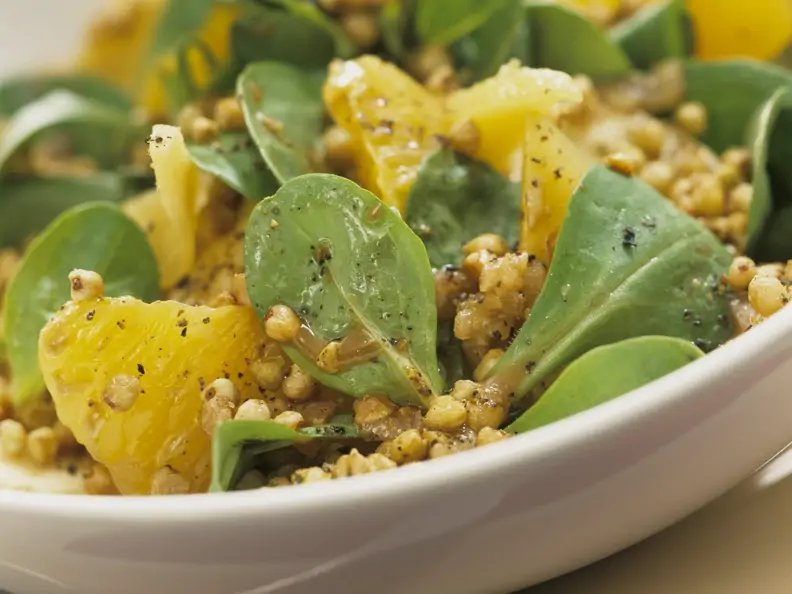 Gebratener Buchweizen mit fruchtigem Feldsalat