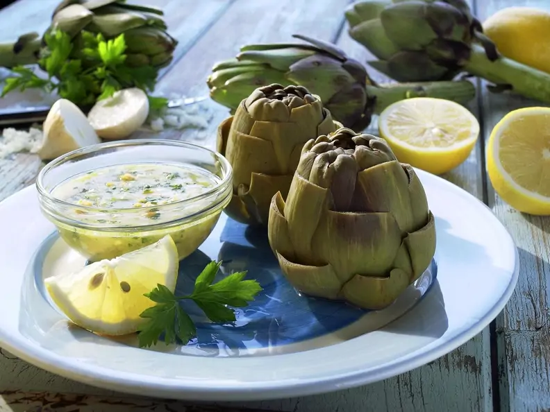 Artischocken mit würzigem Dip