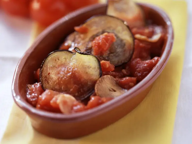 Auberginen mit Tomatensauce gebacken