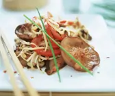 Asiatische Nudeln mit Paprika, Sprossen und Shiitakepilzen