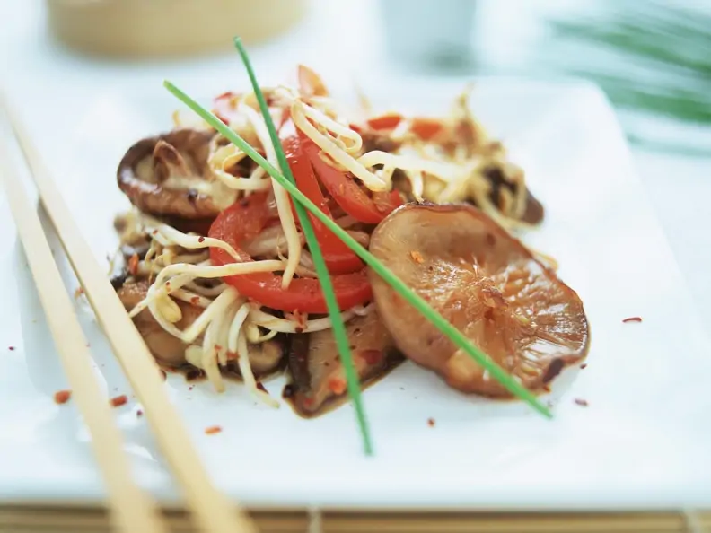 Asiatische Nudeln mit Paprika, Sprossen und Shiitakepilzen