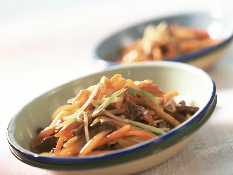 Gemüsepfanne Asiatische Art, mit Rinderfilet