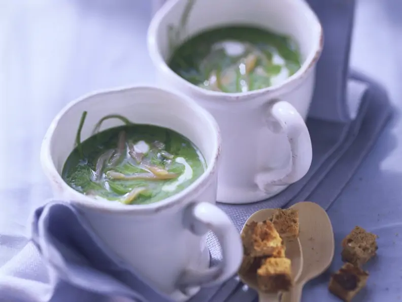 Lachsstreifen in Bärlauchsuppe