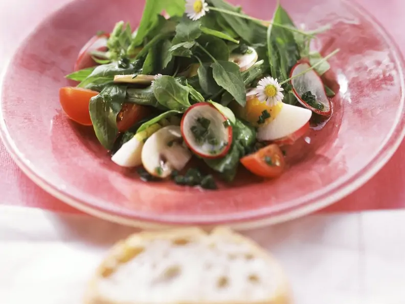 Frühlingshafter Spinat-Bärlauch-Salat