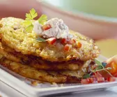 Lauch-Kartoffel-Puffer, dazu Hüttenkäse-Tomaten-Dip