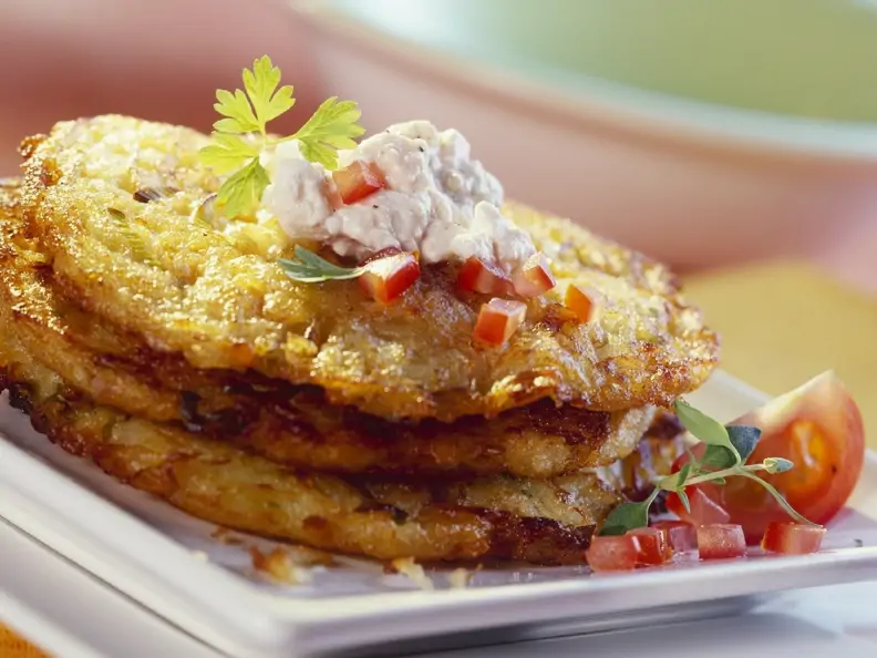 Lauch-Kartoffel-Puffer, dazu Hüttenkäse-Tomaten-Dip