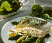 Löwenzahn-Spargel-Gemüse mit Steinbuttfilet