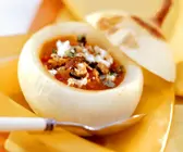 Zwiebelsuppe nach spanischer Art in ausgehöhlter Zwiebel