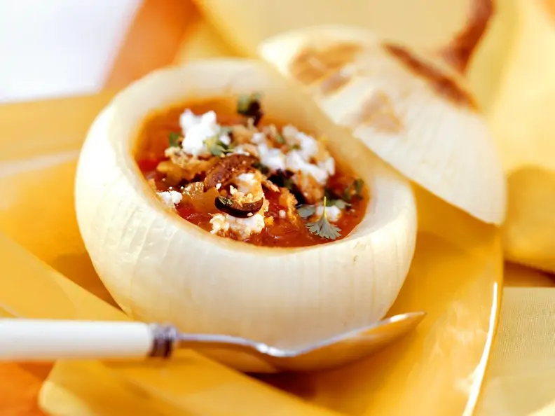Zwiebelsuppe nach spanischer Art in ausgehöhlter Zwiebel