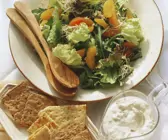 Bunter Blattsalat mit Orangen, Sprossen und Gorgonzolasoße