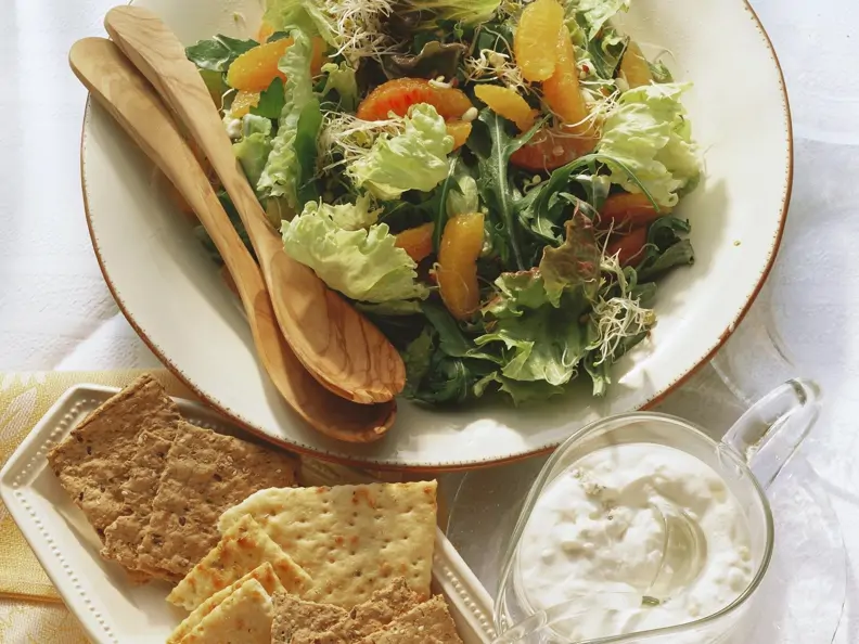 Bunter Blattsalat mit Orangen, Sprossen und Gorgonzolasoße