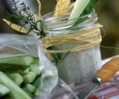 Gurkenstreifen mit Kräuterdip