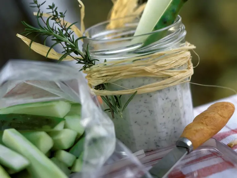 Gurkenstreifen mit Kräuterdip