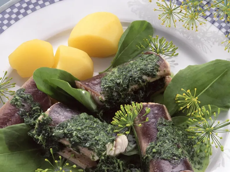 Aal grün mit Kräutersoße und Salzkartoffeln