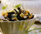 Nordseemuscheln auf rheinische Art mit Gemüse-Brunoise und Wein