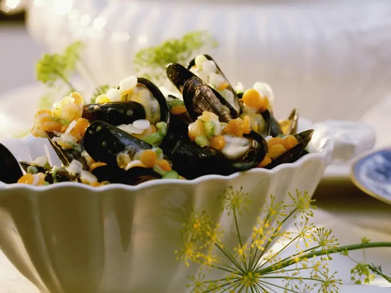 Nordseemuscheln auf rheinische Art mit Gemüse-Brunoise und Wein