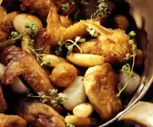 Perlhuhn mit kleinen Zwiebelchen und Maroni
